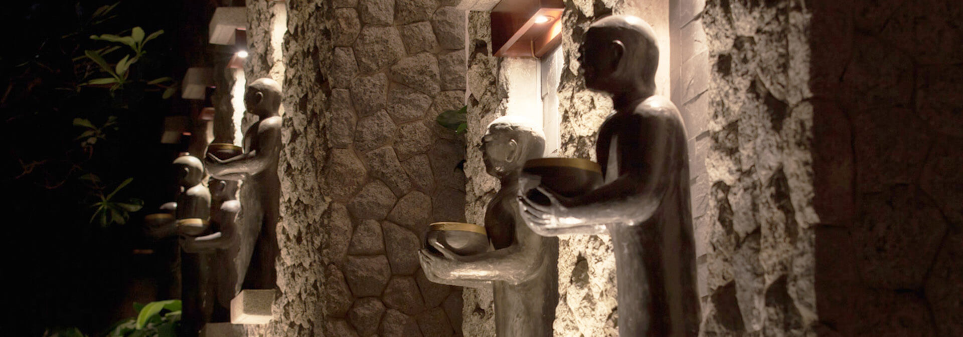 Baan Surin Sawan - Entranceway Statues